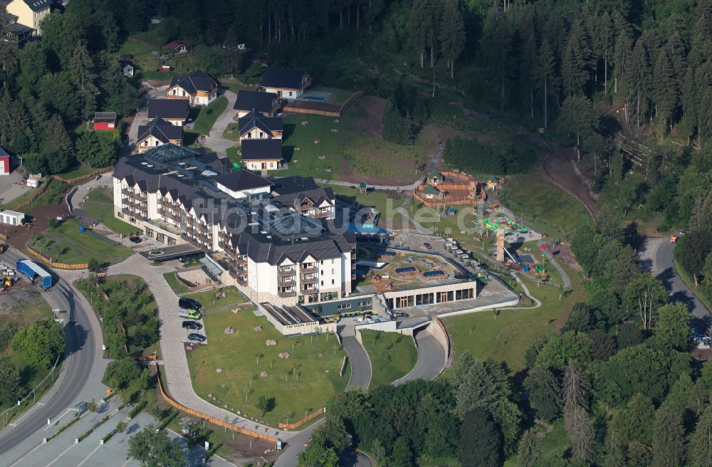 Oberhof von oben - Hotelanlage des The Grand Green - Familux Resort an der Tambacher Straße in Oberhof im Bundesland Thüringen, Deutschland