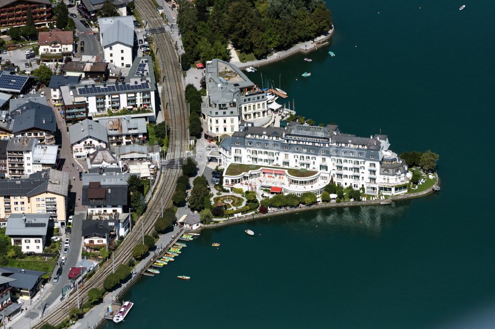 Zell am See von oben - Hotelanlage GRAND HOTEL ZELL AM SEE in Zell am See in Salzburg, Österreich