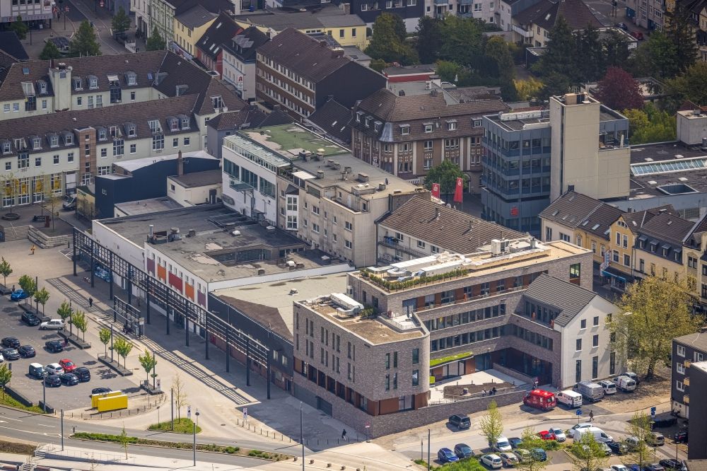 Luftbild Heiligenhaus - Hotelanlage an der Hauptstraße - Basildonplatz in Heiligenhaus im Bundesland Nordrhein-Westfalen, Deutschland