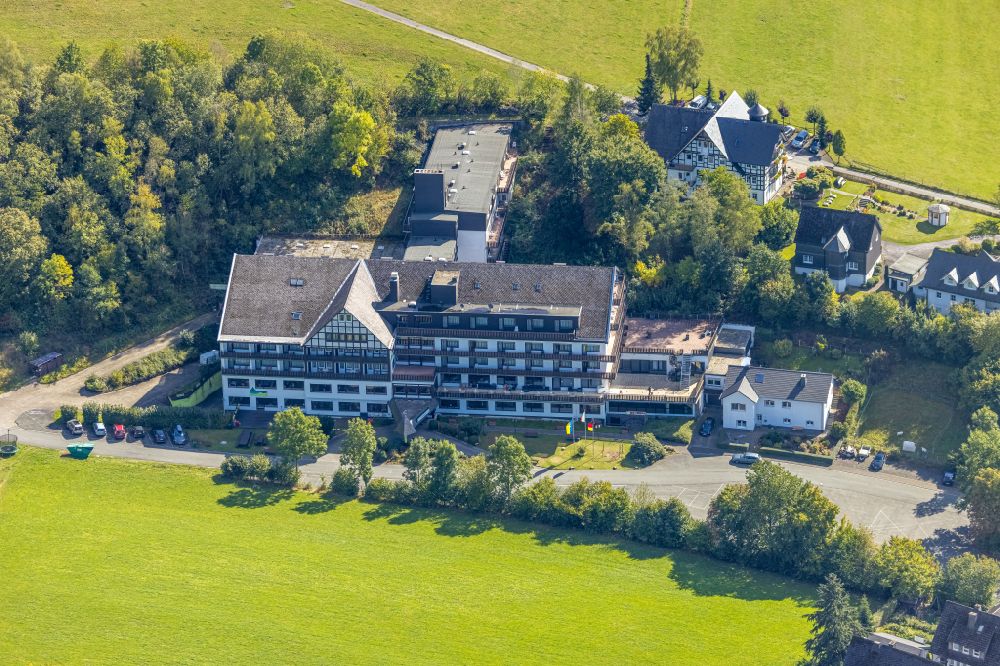 Schmallenberg aus der Vogelperspektive: Hotelanlage Sauerland Alpin Hotel in Schmallenberg im Bundesland Nordrhein-Westfalen, Deutschland