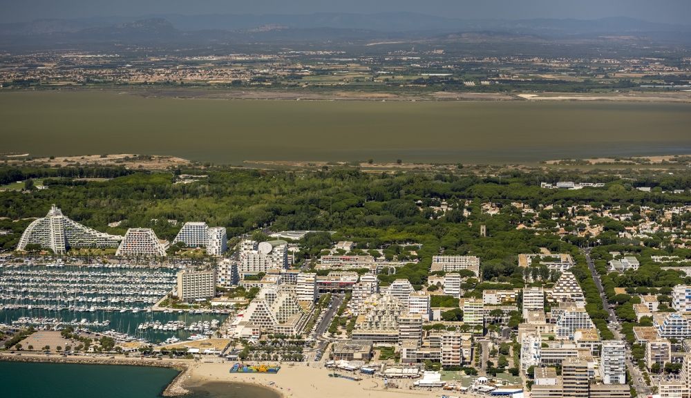 La Grande-Motte aus der Vogelperspektive: Hotelanlagen und Ferienhaussiedlungen an der Küste in La Grande-Motte in Frankreich