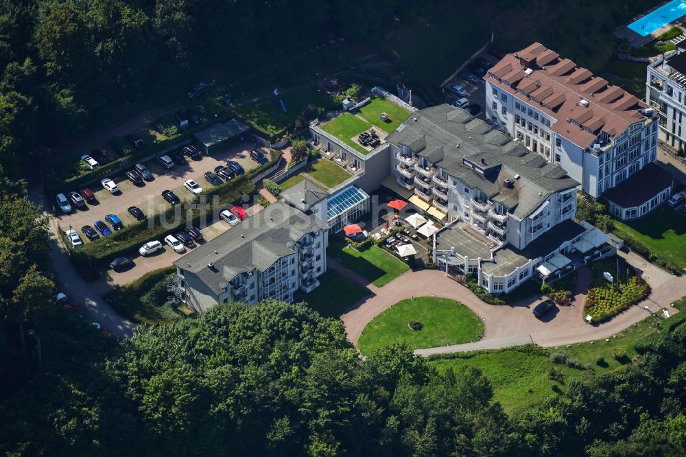 Sellin aus der Vogelperspektive: Hotelanlagen Hotel Seeschloss Seelin und Hotel Bernstein in Sellin im Bundesland Mecklenburg-Vorpommern, Deutschland