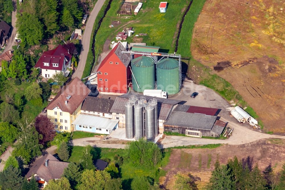 Ettenheim aus der Vogelperspektive: Hummelmühle am Gehöft am Rand von bestellten Feldern in Ettenheim im Bundesland Baden-Württemberg, Deutschland