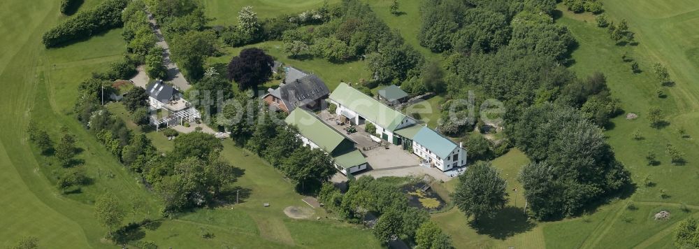 Luftaufnahme Glücksburg - Häuser umrahmt von einem Golfplatz in Glücksburg im Bundesland Schleswig-Holstein