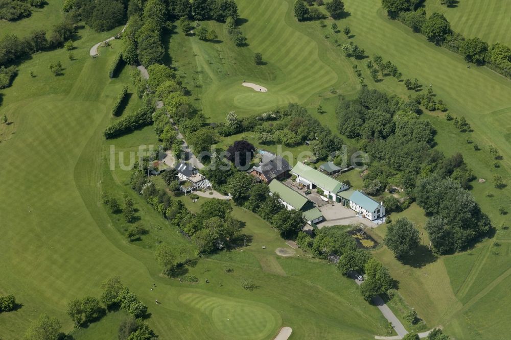 Glücksburg von oben - Häuser umrahmt von einem Golfplatz in Glücksburg im Bundesland Schleswig-Holstein