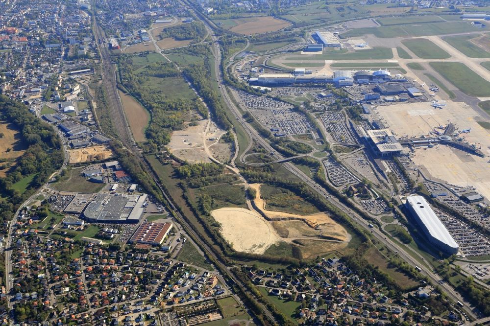Saint-Louis von oben - Im Nahbereich des Flughafen Euroairport Basel-Mulhouse-Freiburg in Saint-Louis in Alsace-Champagne-Ardenne-Lorraine, Frankreich ist ist eine Bahnanbinung geplant