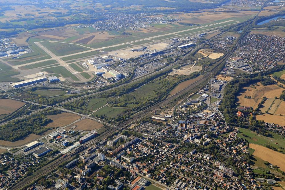 Luftbild Saint-Louis - Im Nahbereich des Flughafen Euroairport Basel-Mulhouse-Freiburg in Saint-Louis in Alsace-Champagne-Ardenne-Lorraine, Frankreich ist ist eine Bahnanbinung geplant