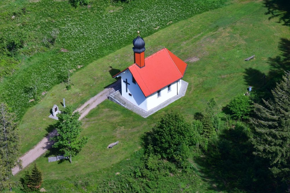 Luftaufnahme Herrischried - In einer Waldlichtung einsam gelegene Ödlandkapelle in Herrischried im Bundesland Baden-Württemberg, Deutschland