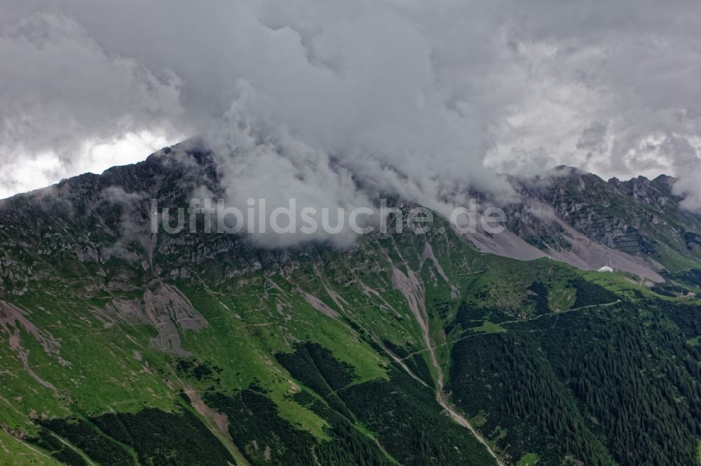 Innsbruck aus der Vogelperspektive: In Wolken verborgene Alpen- Gipfel von Seegrube und Hafelkar in der Felsen- und Berglandschaft des Karwendel bei Innsbruck in Tirol, Österreich