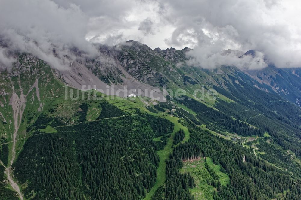Luftbild Innsbruck - In Wolken verborgene Alpen- Gipfel von Seegrube und Hafelkar in der Felsen- und Berglandschaft des Karwendel bei Innsbruck in Tirol, Österreich