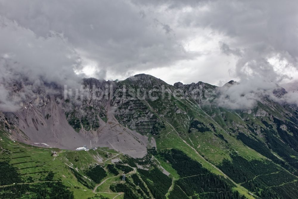 Luftaufnahme Innsbruck - In Wolken verborgene Alpen- Gipfel von Seegrube und Hafelkar in der Felsen- und Berglandschaft des Karwendel bei Innsbruck in Tirol, Österreich