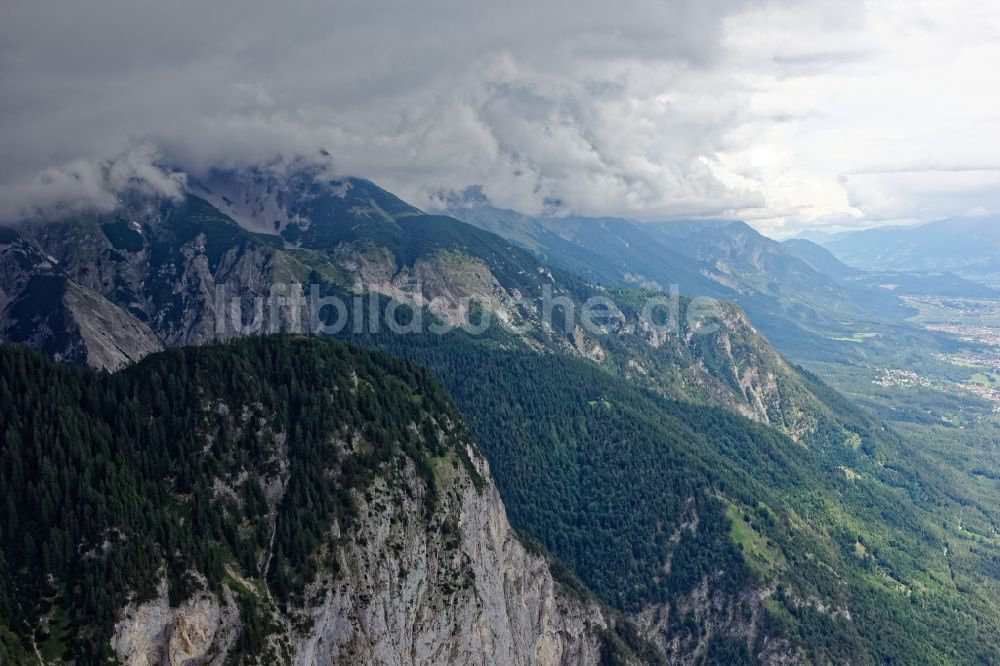 Luftaufnahme Innsbruck - In Wolken verborgener Alpen- Gipfel des Hechenberg in der Felsen- und Berglandschaft des Karwendel bei Innsbruck in Tirol, Österreich