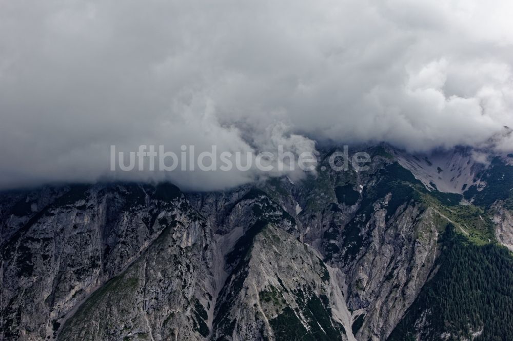 Innsbruck von oben - In Wolken verborgener Alpen- Gipfel des Hechenberg in der Felsen- und Berglandschaft des Karwendel bei Innsbruck in Tirol, Österreich