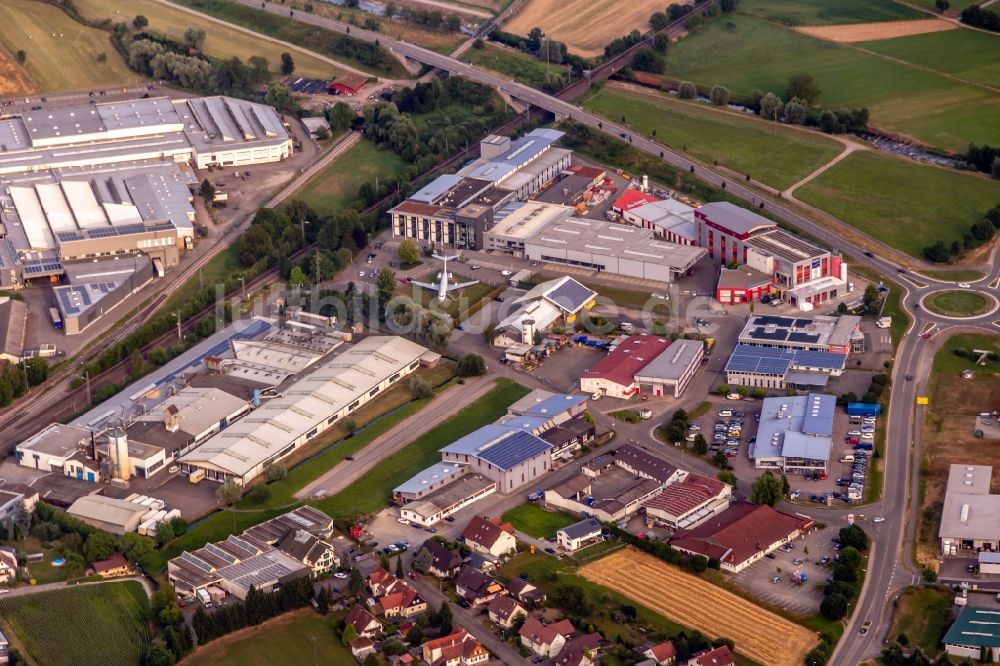 Biberach von oben - Industrie- und Gewerbegebiet in Biberach im Bundesland Baden-Württemberg, Deutschland