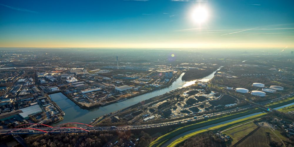Essen aus der Vogelperspektive: Industrie- und Gewerbegebiet am Binnenhafen des Rhein-Herne-Kanal in Essen im Bundesland Nordrhein-Westfalen, Deutschland