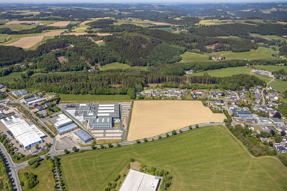 Luftbild Halver - Industrie- und Gewerbegebiet mit Blick auf Werksgelände und Produktionsgebäude der ESCHA GmbH & Co. KG an der Märkische Straße in Halver im Bundesland Nordrhein-Westfalen, Deutschland