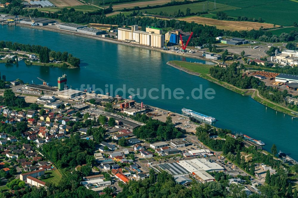 Luftaufnahme Breisach am Rhein - Industrie- und Gewerbegebiet in Breisach am Rheinhafen im Bundesland Baden-Württemberg, Deutschland