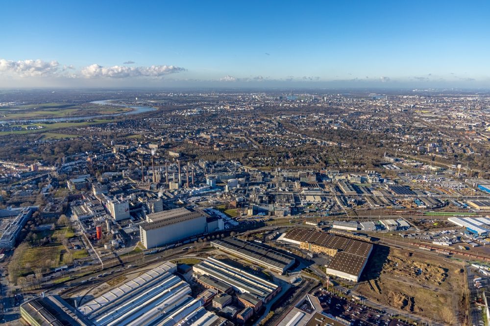 Luftbild Düsseldorf - Industrie- und Gewerbegebiet mit dem Chemiewerk der Henkel AG & Co. KGaA in Düsseldorf im Bundesland Nordrhein-Westfalen, Deutschland