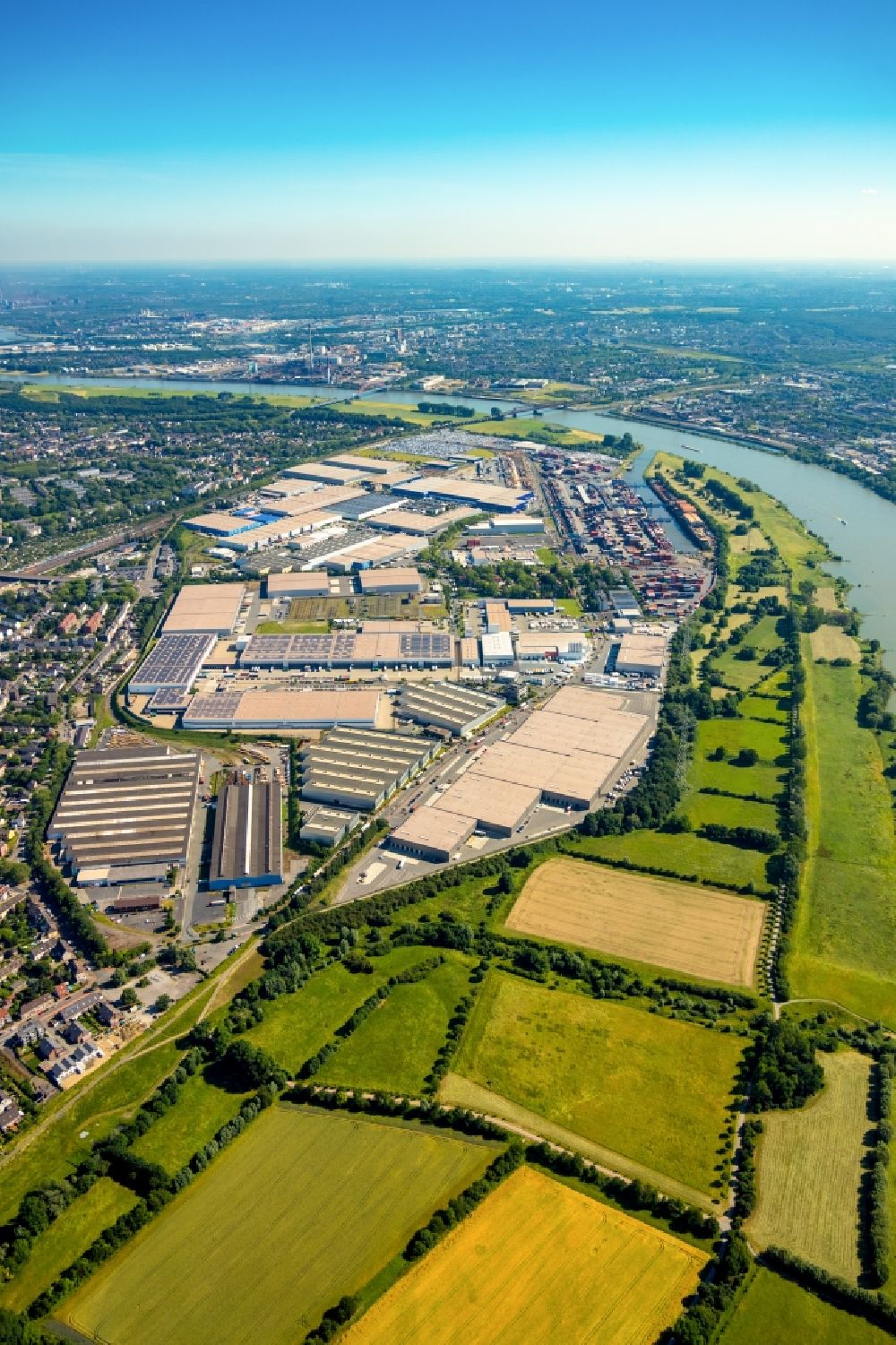 Duisburg aus der Vogelperspektive: Industrie- und Gewerbegebiet in Duisburg im Bundesland Nordrhein-Westfalen, Deutschland