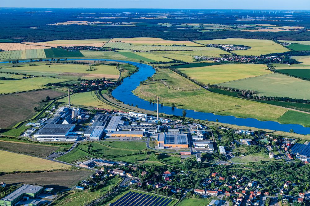 Torgau aus der Vogelperspektive: Industrie- und Gewerbegebiet an der Elbe in Torgau im Bundesland Sachsen, Deutschland