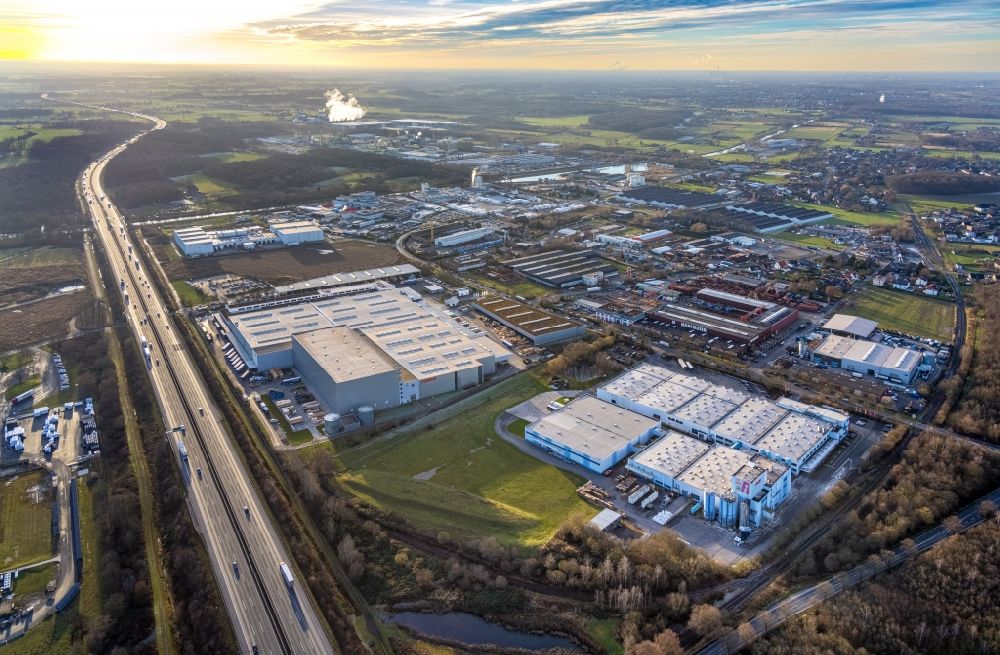 Luftaufnahme Hamm - Industrie- und Gewerbegebiet entlang der Autobahn BAB A2 in Hamm im Bundesland Nordrhein-Westfalen, Deutschland