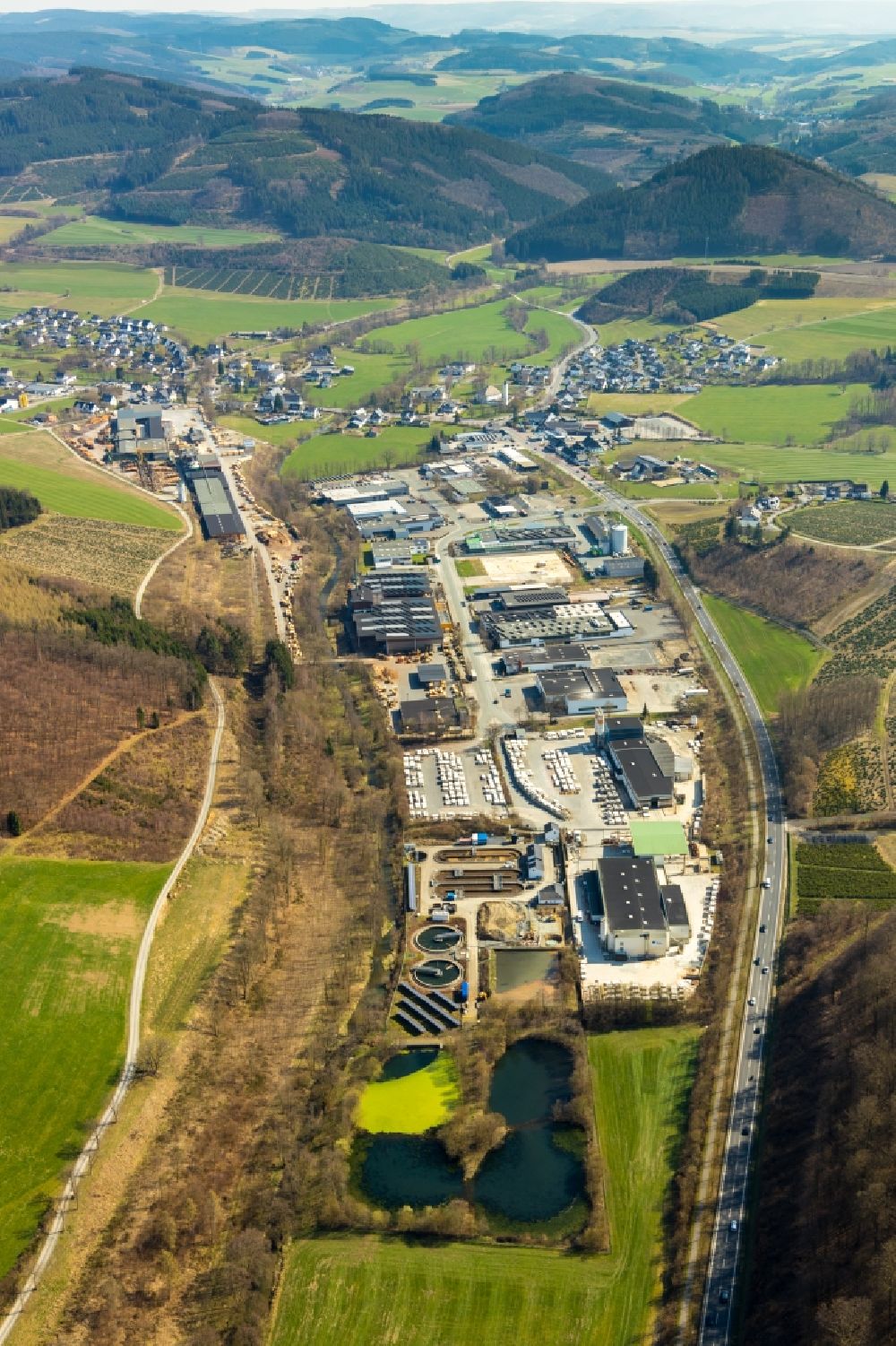 Eslohe (Sauerland) aus der Vogelperspektive: Industrie- und Gewerbegebiet in Eslohe (Sauerland) im Bundesland Nordrhein-Westfalen, Deutschland