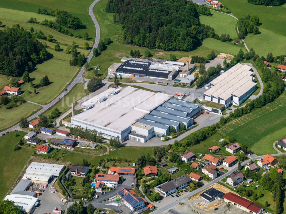 Luftaufnahme Freyung - Industrie- und Gewerbegebiet der Firmen Hirschmann Automotive GmbH, FM Textilhandels GmbH und der Max Fuchs AG in Freyung im Bundesland Bayern, Deutschland