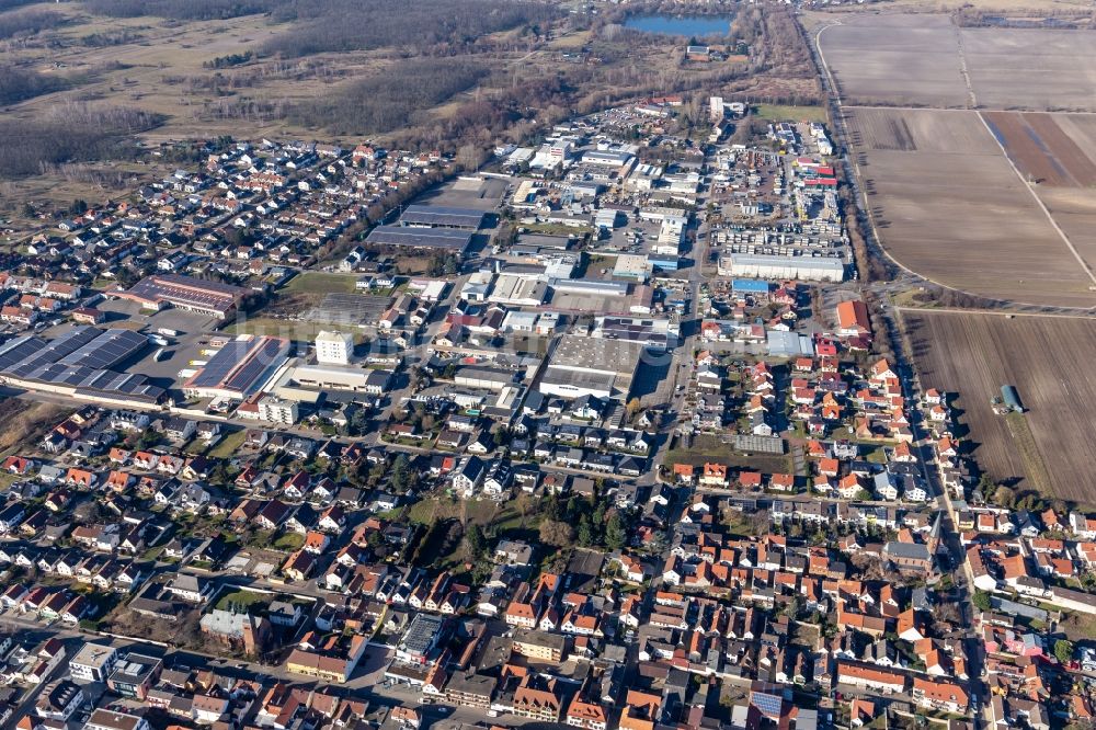 Maxdorf aus der Vogelperspektive: Industrie- und Gewerbegebiet Industriestr. / Im Horst in Maxdorf im Bundesland Rheinland-Pfalz, Deutschland