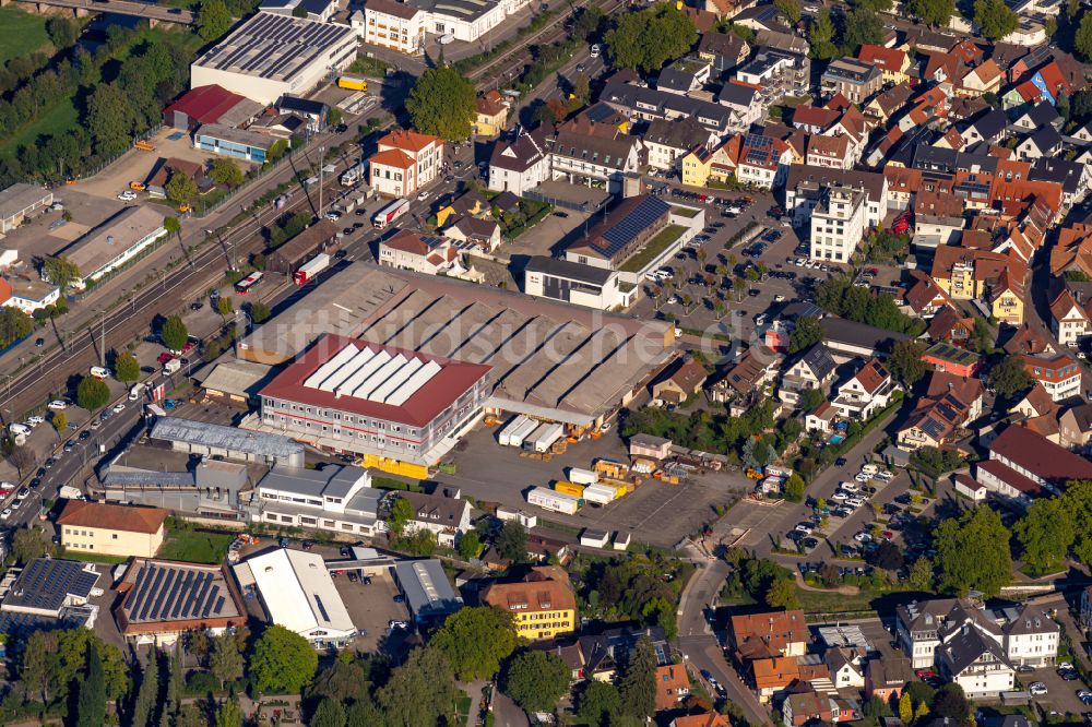Luftaufnahme Haslach im Kinzigtal - Industrie- und Gewerbegebiet am Klosterbach in Haslach im Kinzigtal im Bundesland Baden-Württemberg, Deutschland