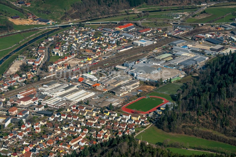 Luftbild Hausach - Industrie- und Gewerbegebiet und Ortsatsansicht von Hausach im Kinzigtal in Hausach im Bundesland Baden-Württemberg, Deutschland