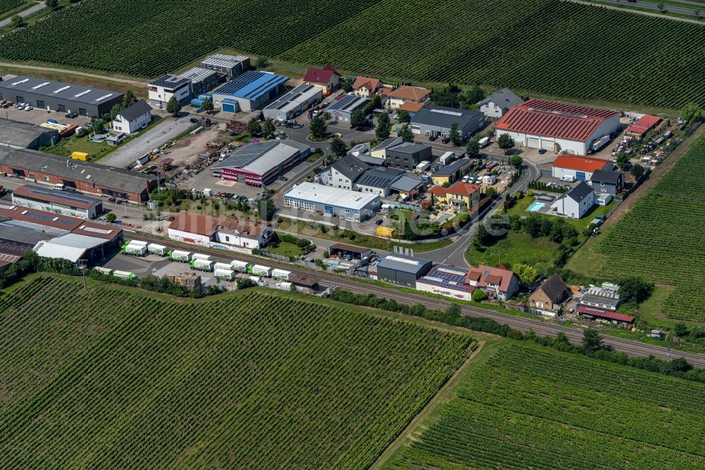 Kirrweiler (Pfalz) von oben - Industrie- und Gewerbegebiet im Ortsteil Bordmühle in Kirrweiler (Pfalz) im Bundesland Rheinland-Pfalz, Deutschland
