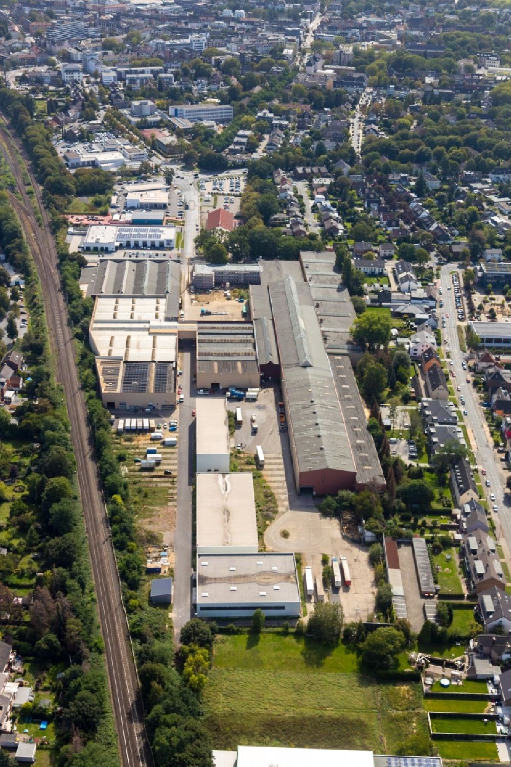 Dinslaken von oben - Industrie- und Gewerbegebiet im Ortsteil Eppinghoven in Dinslaken im Bundesland Nordrhein-Westfalen, Deutschland