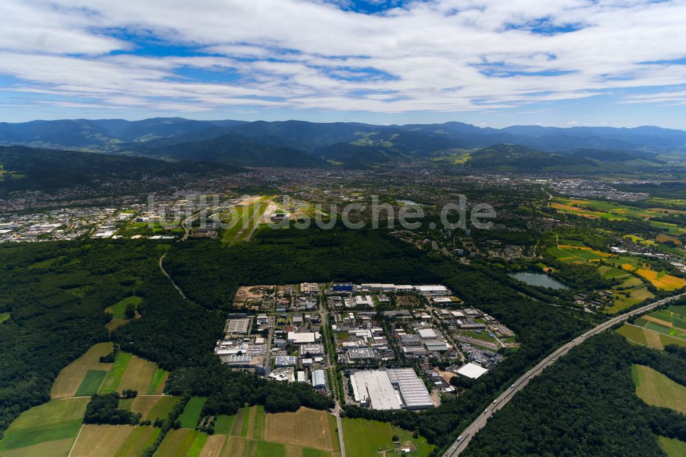 Luftbild Freiburg im Breisgau - Industrie- und Gewerbegebiet im Ortsteil Hochdorf in Freiburg im Breisgau im Bundesland Baden-Württemberg, Deutschland