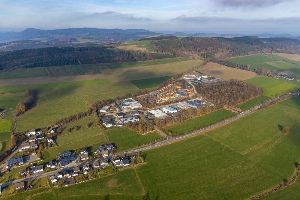 Luftaufnahme Bremke - Industrie- und Gewerbegebiet mit Sägewerk am Stakelbrauk in Bremke im Bundesland Nordrhein-Westfalen, Deutschland