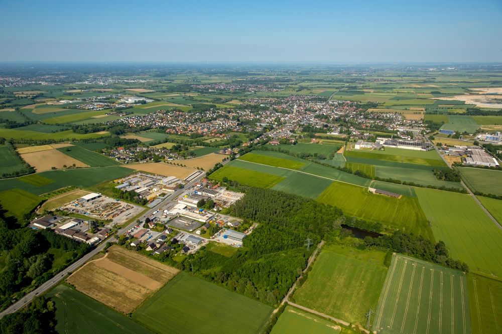 Luftbild Erwitte - Industrie- und Gewerbegebiet an der Soester Straße - B55 in Erwitte im Bundesland Nordrhein-Westfalen