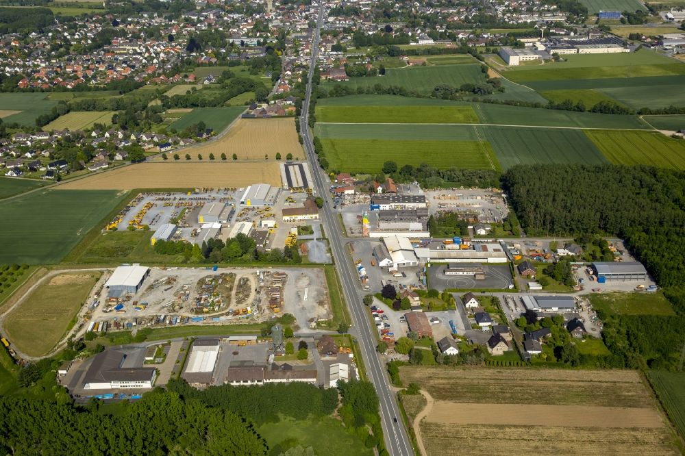 Erwitte von oben - Industrie- und Gewerbegebiet an der Soester Straße - B55 in Erwitte im Bundesland Nordrhein-Westfalen
