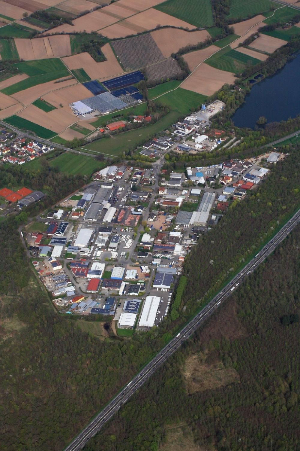 Teningen von oben - Industrie- und Gewerbegebiet im Teninger Ortsteil Nimburg mit Badesee im Bundesland Baden-Württemberg, Deutschland
