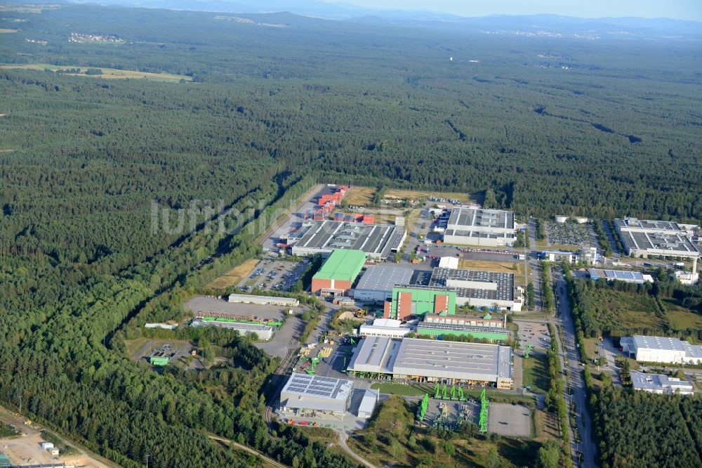 Wackersdorf aus der Vogelperspektive: Industrie- und Gewerbegebiet in Wackersdorf im Bundesland Bayern