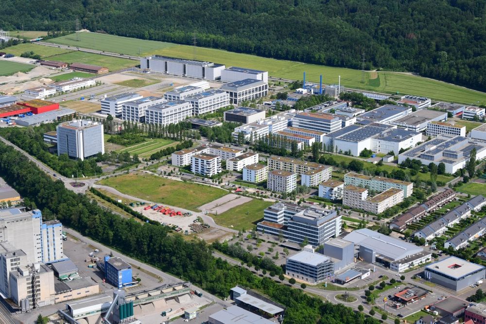 Kaiseraugst aus der Vogelperspektive: Industrie- und Gewerbegebiet der Weltfirmen DSM und Roche in Kaiseraugst im Kanton Aargau, Schweiz