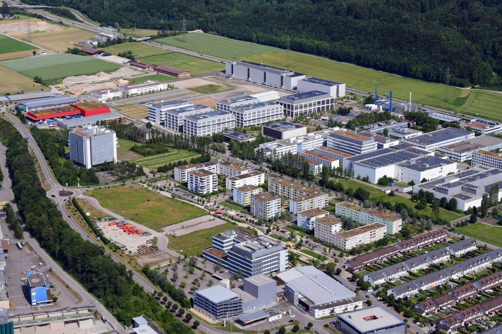 Luftbild Kaiseraugst - Industrie- und Gewerbegebiet der Weltfirmen DSM und Roche in Kaiseraugst im Kanton Aargau, Schweiz