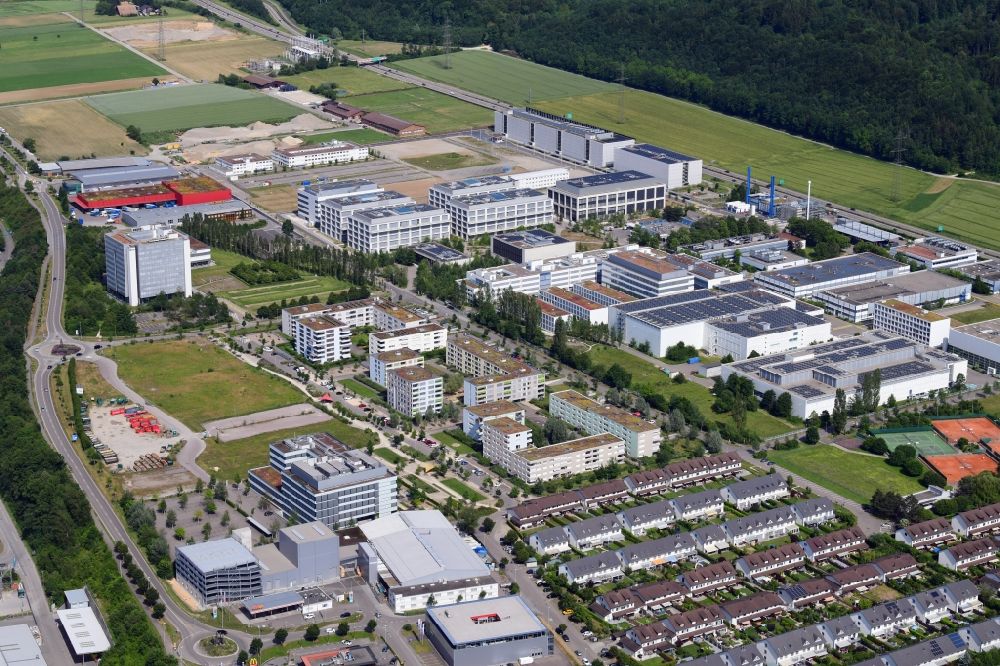 Luftaufnahme Kaiseraugst - Industrie- und Gewerbegebiet der Weltfirmen DSM und Roche in Kaiseraugst im Kanton Aargau, Schweiz