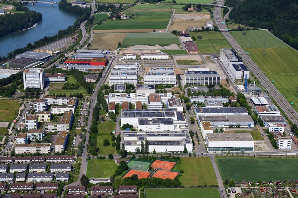 Kaiseraugst von oben - Industrie- und Gewerbegebiet der Weltfirmen DSM und Roche in Kaiseraugst im Kanton Aargau, Schweiz