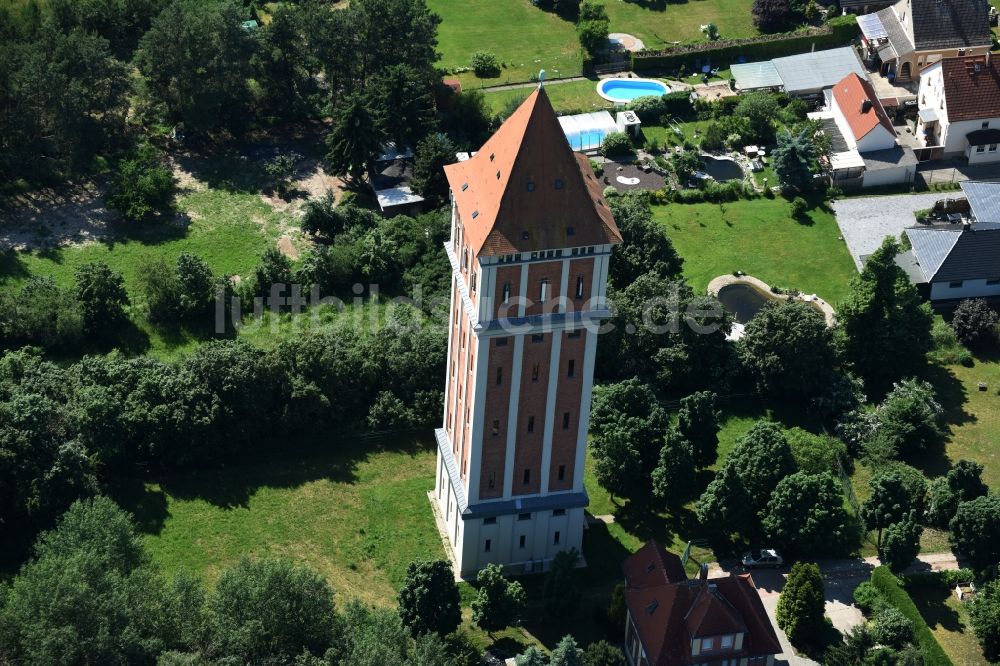 Aken aus der Vogelperspektive: Industriedenkmal Wasserturm in Aken im Bundesland Sachsen-Anhalt