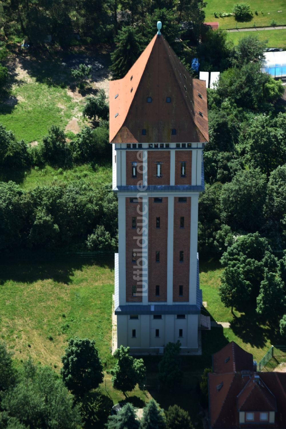 Luftbild Aken - Industriedenkmal Wasserturm in Aken im Bundesland Sachsen-Anhalt