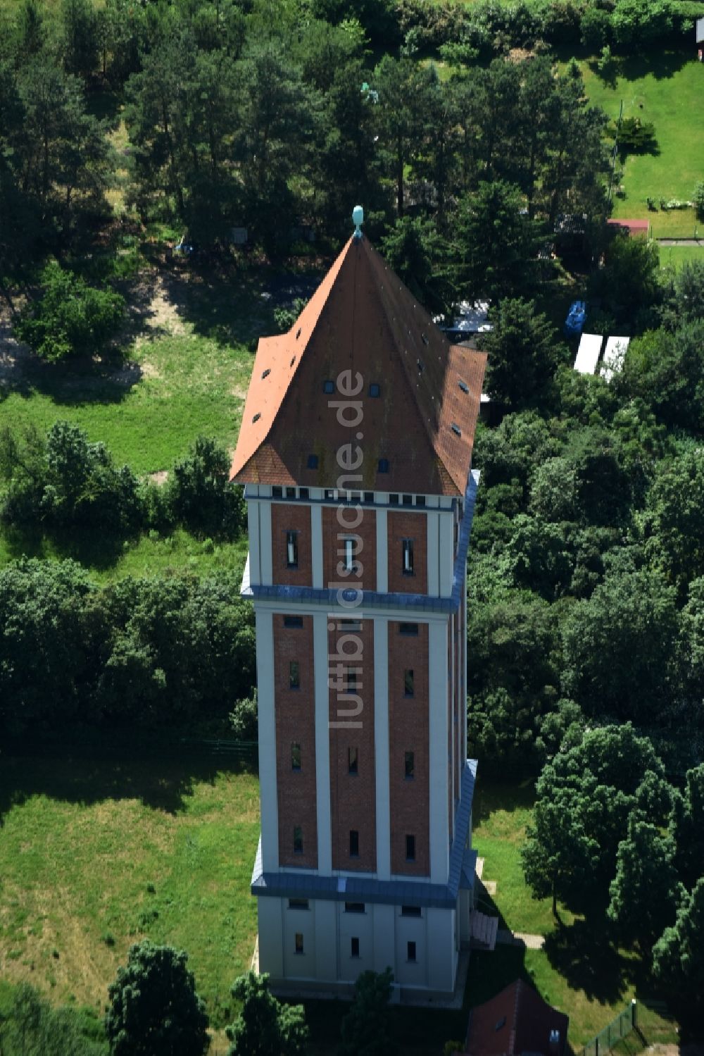 Luftaufnahme Aken - Industriedenkmal Wasserturm in Aken im Bundesland Sachsen-Anhalt