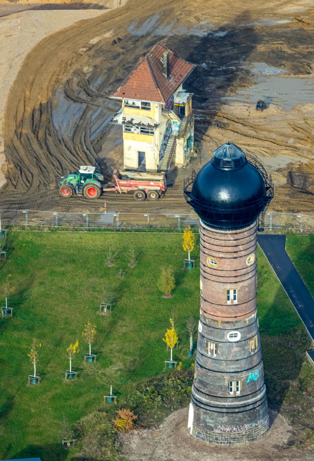 Luftaufnahme Duisburg - Industriedenkmal Wasserturm in Duisburg im Bundesland Nordrhein-Westfalen, Deutschland