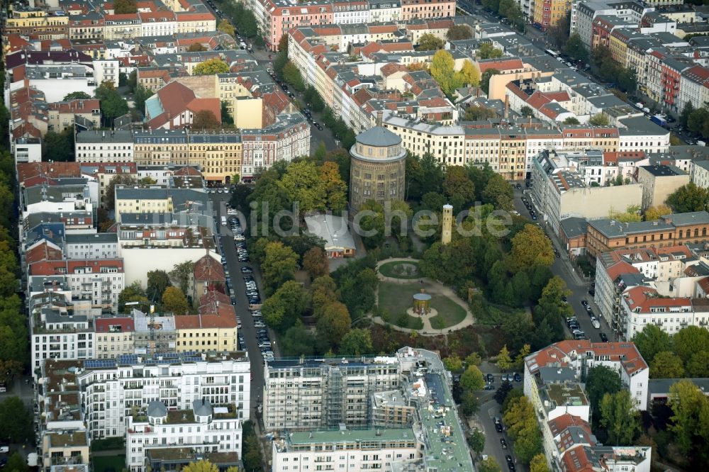 Luftbild Berlin - Industriedenkmal Wasserturm Knaackstraße - Diedenhofer Straße - Kolmarer Straße im Stadtbezirk Prenzlauer Berg in Berlin