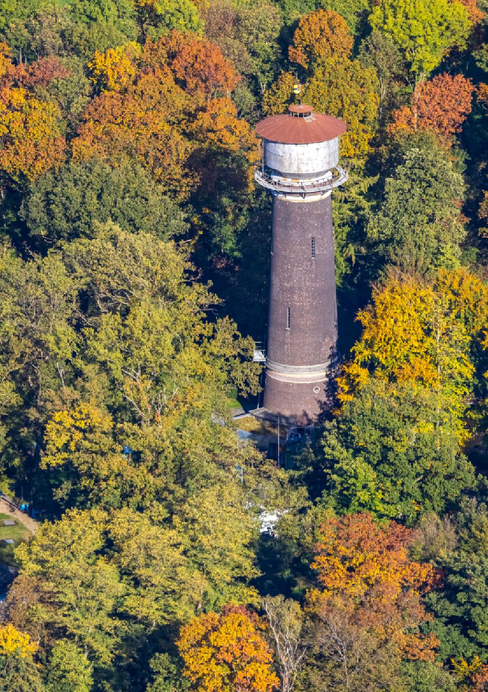 Moers von oben - Industriedenkmal Wasserturm in Moers im Bundesland Nordrhein-Westfalen, Deutschland