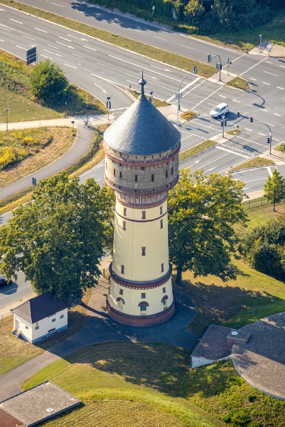 Lippstadt von oben - Industriedenkmal Wasserturm im Ortsteil Rixbeckerfeld in Lippstadt im Bundesland Nordrhein-Westfalen, Deutschland