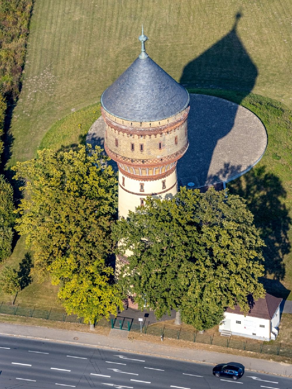 Luftaufnahme Lippstadt - Industriedenkmal Wasserturm im Ortsteil Rixbeckerfeld in Lippstadt im Bundesland Nordrhein-Westfalen, Deutschland